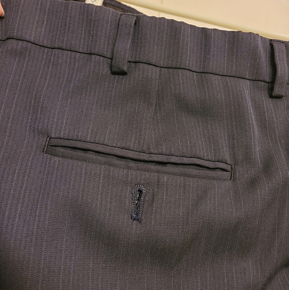 Men's Haggar Navy Pinstripe suit size 44R - Picture 10 of 14